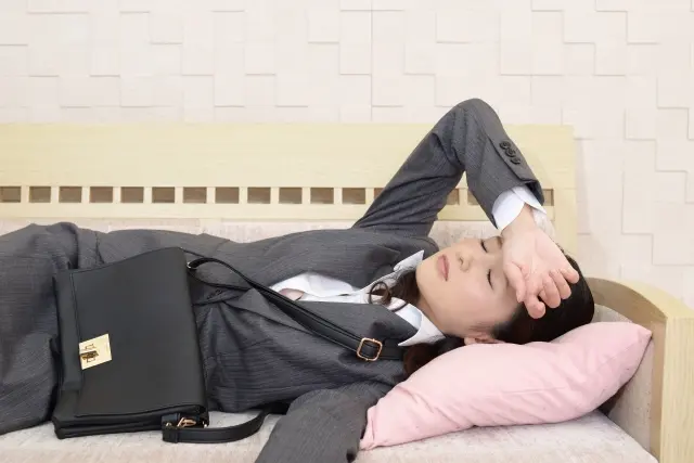 残業で疲れた女性